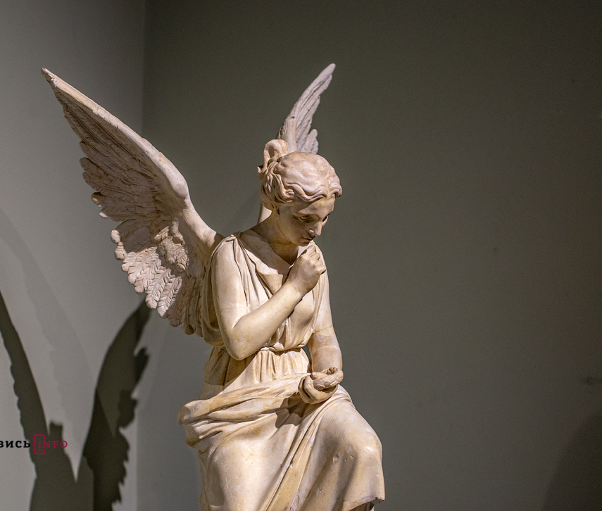 Sculptur of an angel